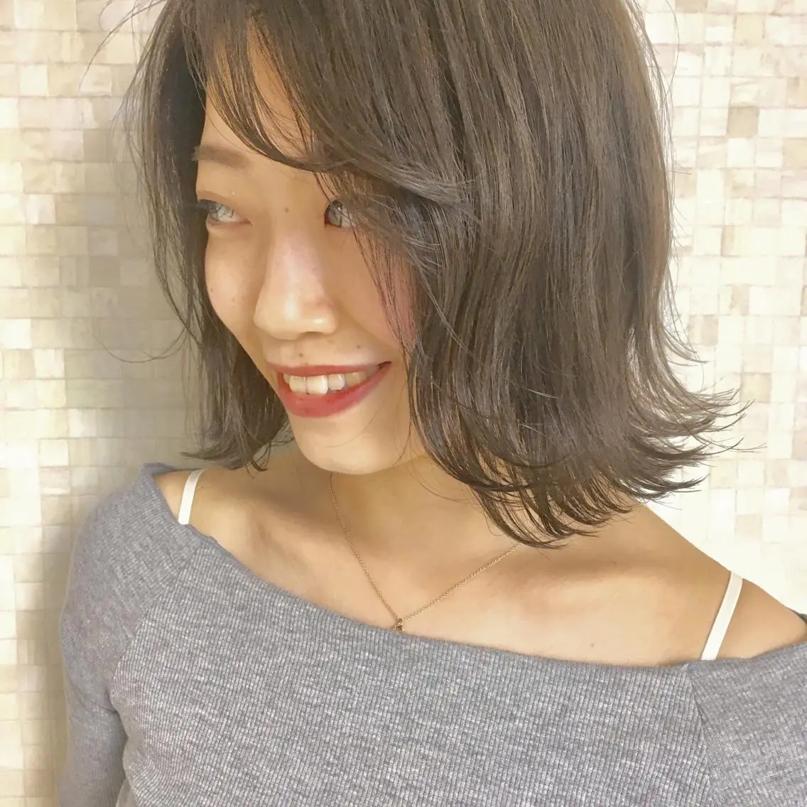 ミディアム カラー ヘアアレンジ ブラウンカラー グレージュ 栗林 実莉のネイルデザイン
