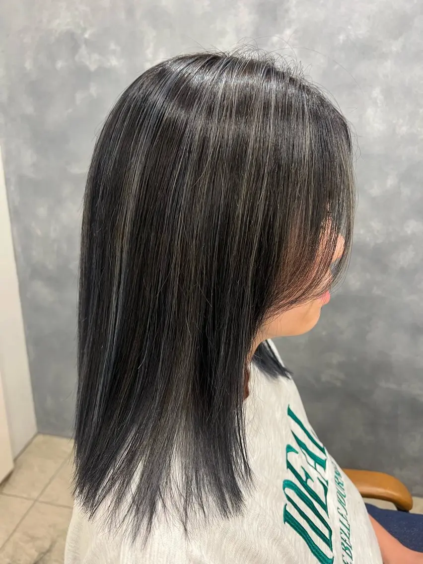 ミディアム カラー ハイライトカラー シルバー ハイライト 🫧うる艶ヘアー🫧 Yukaのヘアスタイル