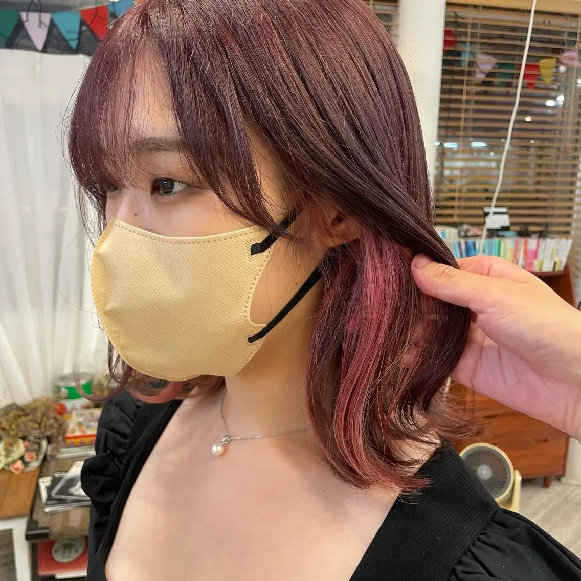 ミディアム カラー ブリーチ ケアブリーチ ダブルカラー インナーカラー ピンクカラー インナーカラー 推し ブリーチ 髪質改善のヘアスタイル