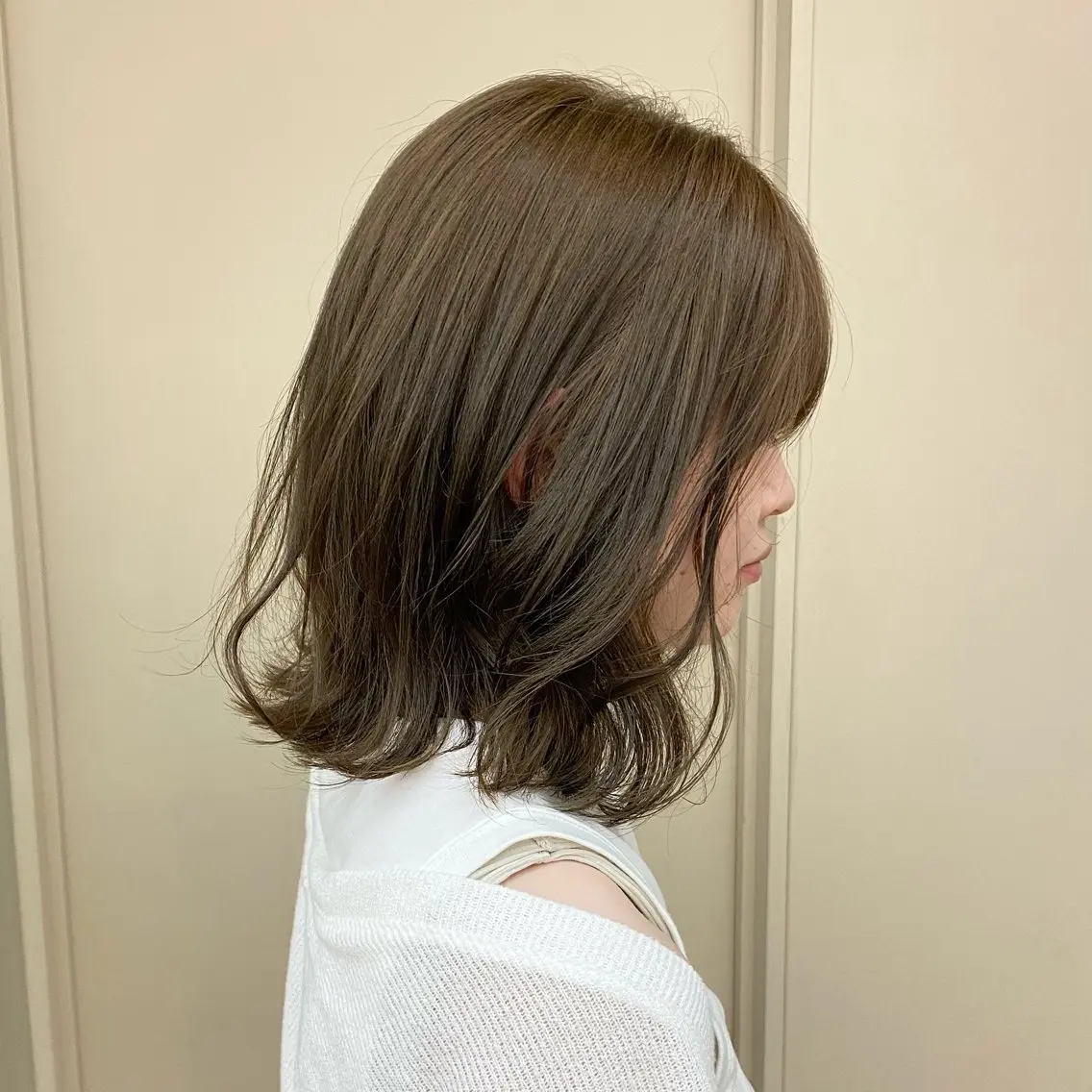 ミディアム カラー ベージュカラー ブリーチ 透明感カラー ダブルカラー ブリーチなしカラー 伊藤朱音/栄/ レイヤーカットのヘアスタイル