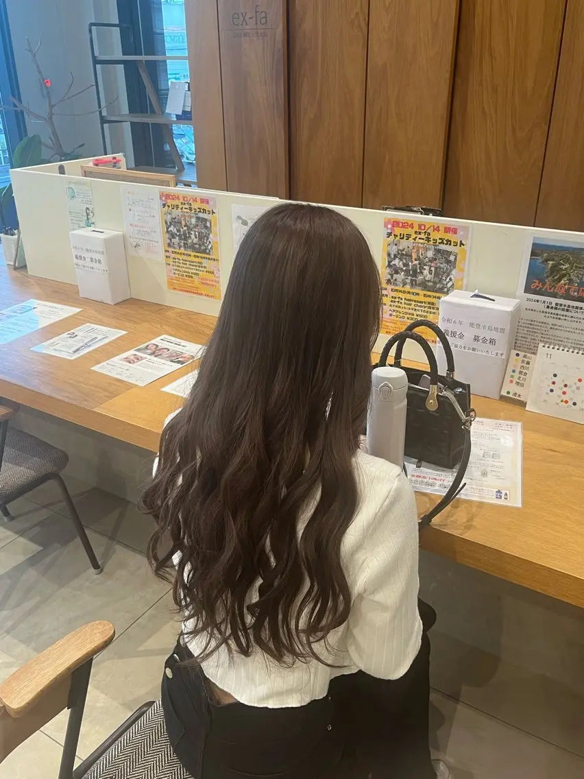 ロング カラー グレージュ 坂口 友莉香のヘアスタイル