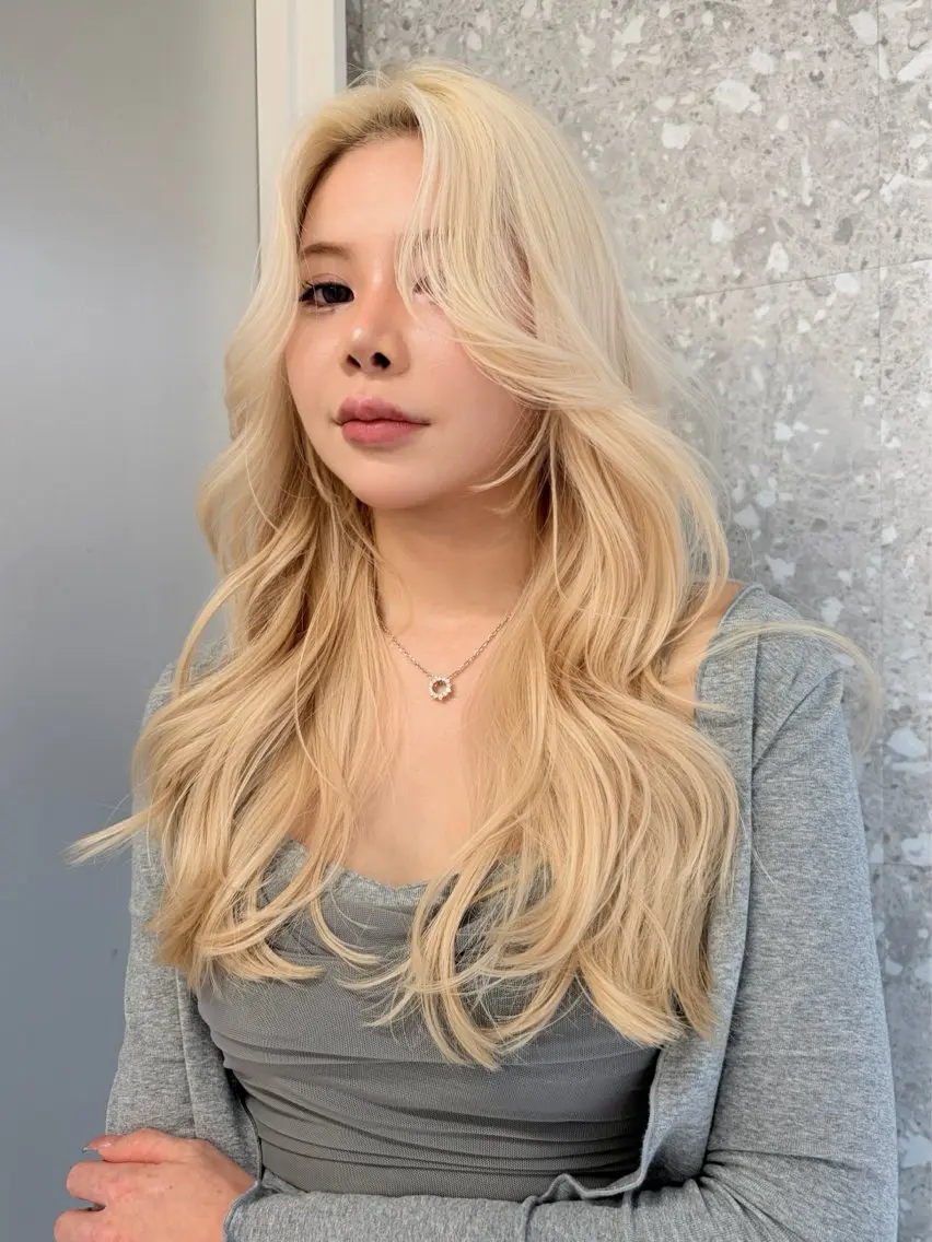 ロング カラー ヘアカラー トリートメント 失敗しないハイトーン ミルクティーベージュのヘアスタイル
