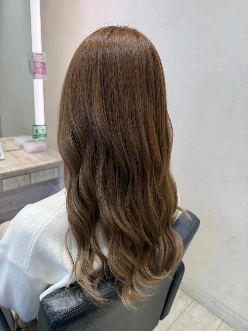 セミロング カット ヘアカラー NYNY四條畷 嶌野衣純のヘアスタイル