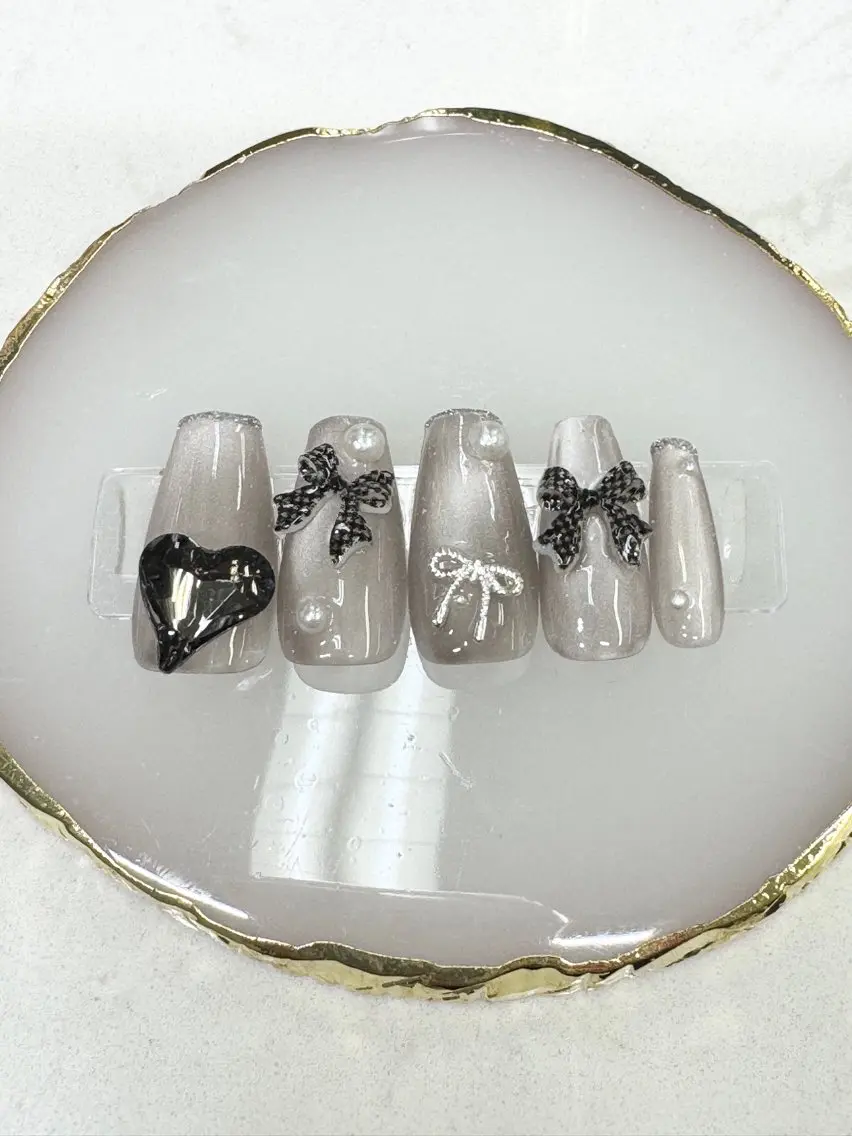 ネイル アートネイル フレンチネイル ジェルネイル ガラスフレンチ ハート Queeens nailのネイルデザイン