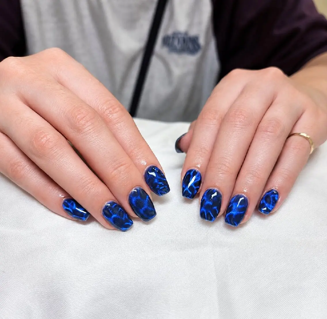 ネイル ブルー キラキラネイル マグネットネイル ネイビー ワンカラーネイル ハンドネイル Beaubie nailサロンのネイルデザイン