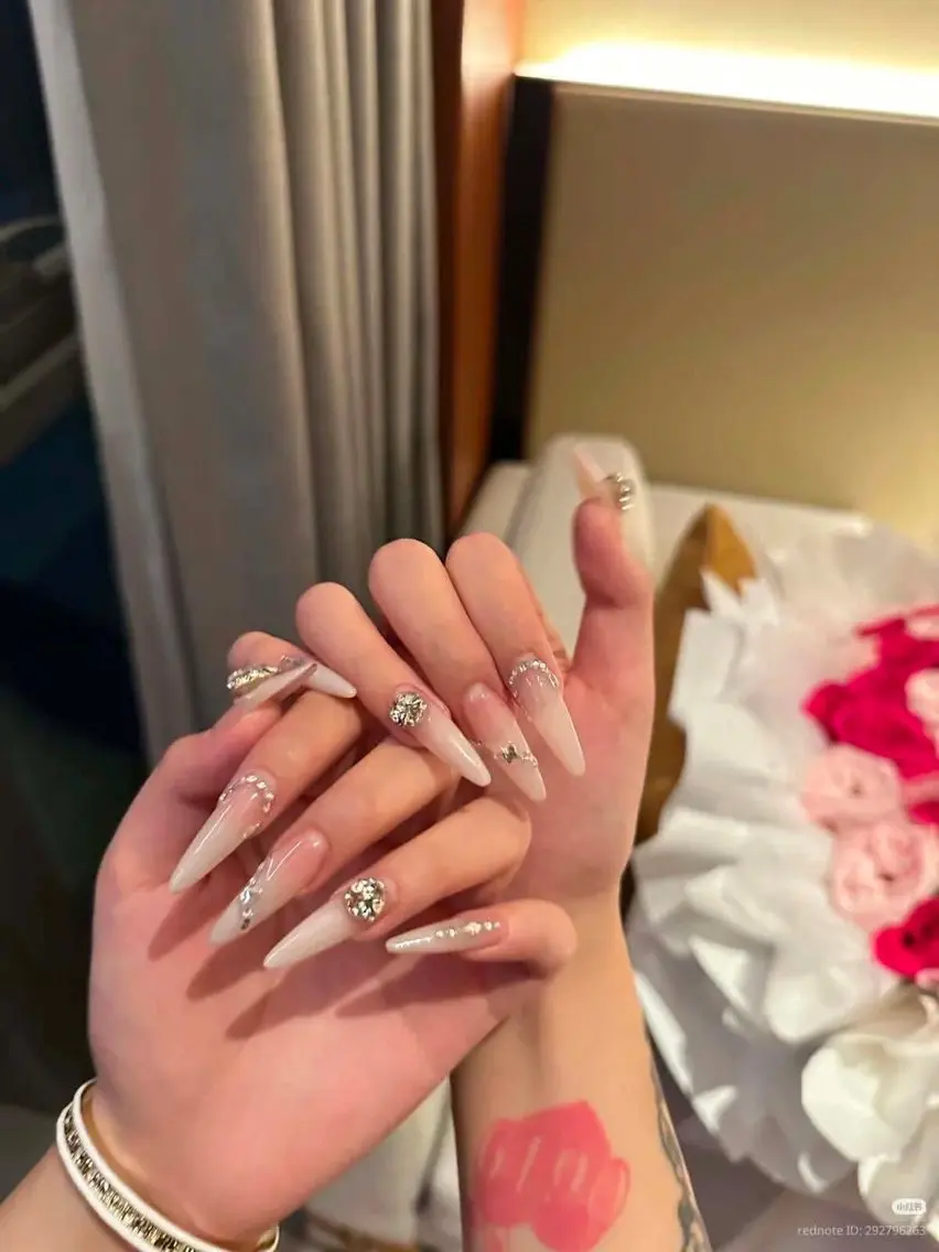 ネイル ガーリー キラキラネイル 韓国ネイル ロングネイル シンプルネイル ハンドネイル Genie Mika Nailsのネイルデザイン