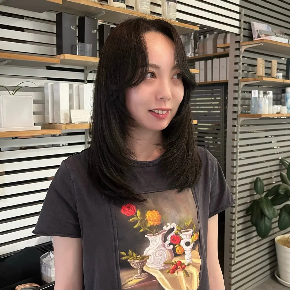 ミディアム ミディアムレイヤー レイヤーカット カット ヘアカラー トリートメント SiLO yuri andoのヘアスタイル