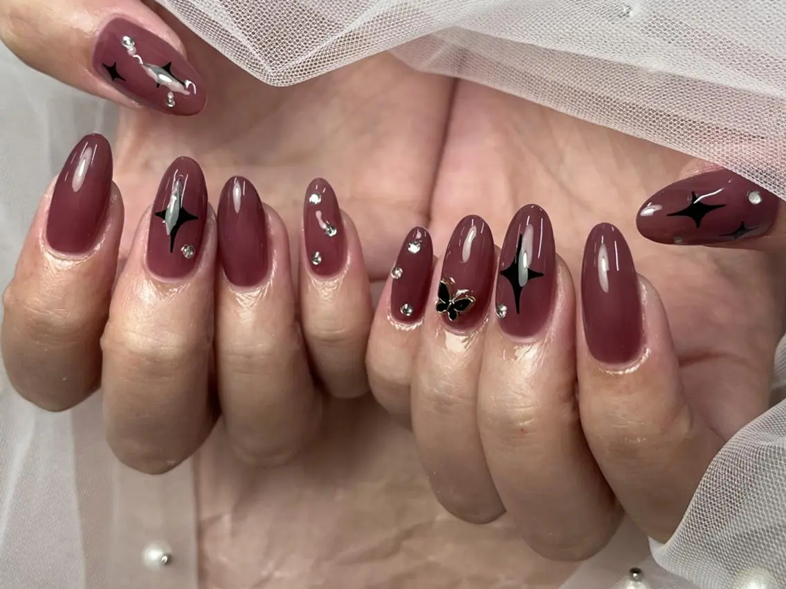 ネイル ゴールド 赤色 シンプルネイル ストーンネイル ToliyDeliy Nail Salonのネイルデザイン