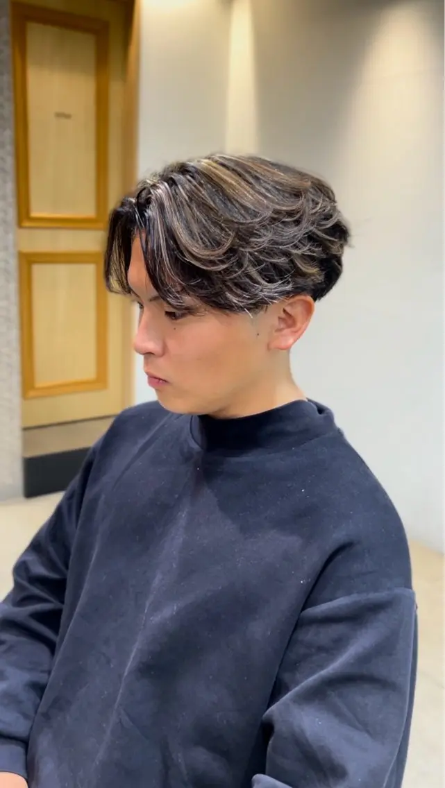 パーマ メンズ センターパート メンズハイライト 心斎橋メンズサロン リベルテグリットのヘアスタイル