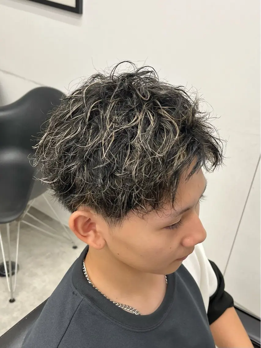 ショート パーマ メンズ メンズハイライト メンズメッシュ メンズパーマ ツイストスパイラルパーマ ハイライト カット パーマ 新潟メンズパーマ 新潟駅/小田拓実のヘアスタイル