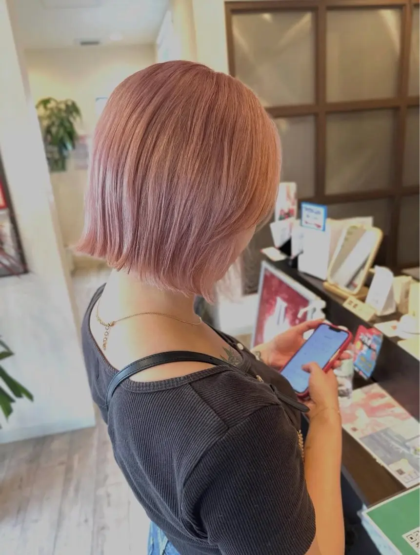 ショート カラー ブリーチ ボブ 外ハネヘア 宇治／美容師 Eclat/合場🍎のヘアスタイル