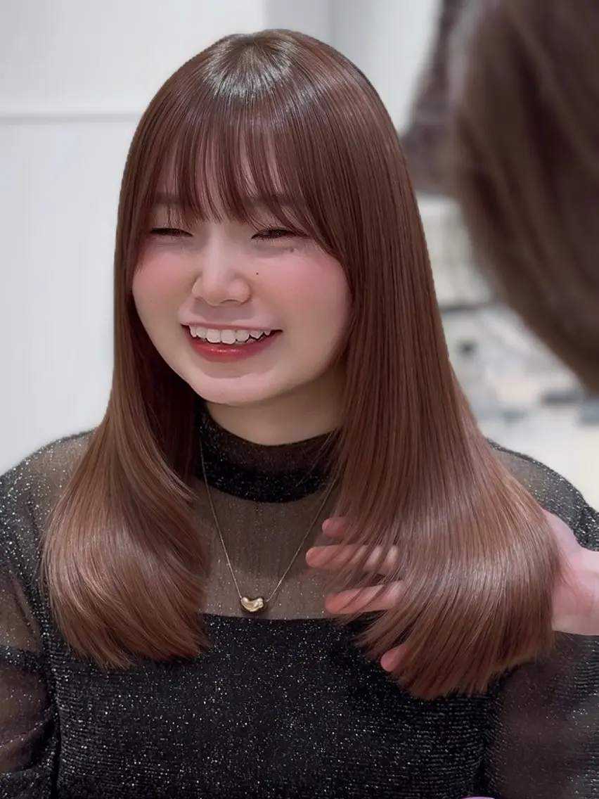 セミロング カット ヘアカラー トリートメント 表参道小顔カット前髪 割れ改善クロスパーマのヘアスタイル
