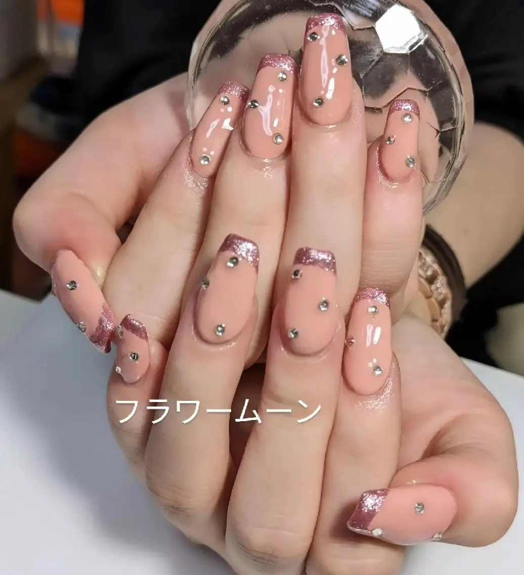 ネイル アートネイル フレンチネイル ストーンネイル フラワー ムーンのネイルデザイン