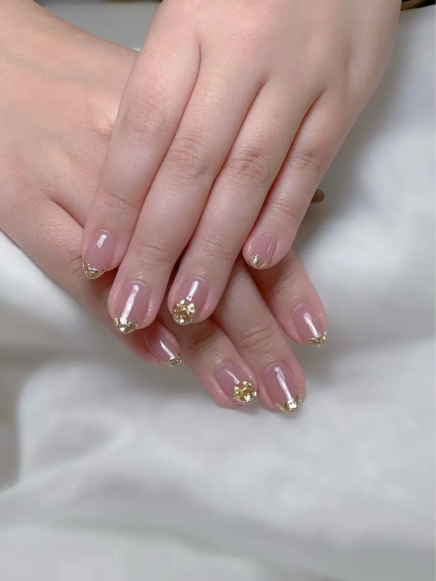 ネイル フレンチネイル ガラスフレンチ キラキラネイル ハンドネイル Maggie nailクロのネイルデザイン