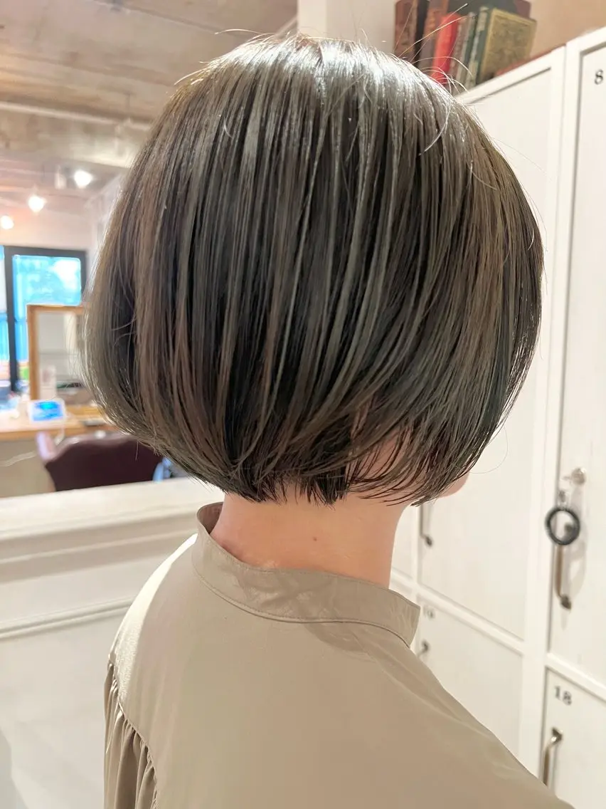 ショート カラー グレージュ オリーブグレージュ オリーブグレー ボブ カット ヘアカラー トリートメント ハイライト/インナー /ブリーチ/レイヤーのヘアスタイル