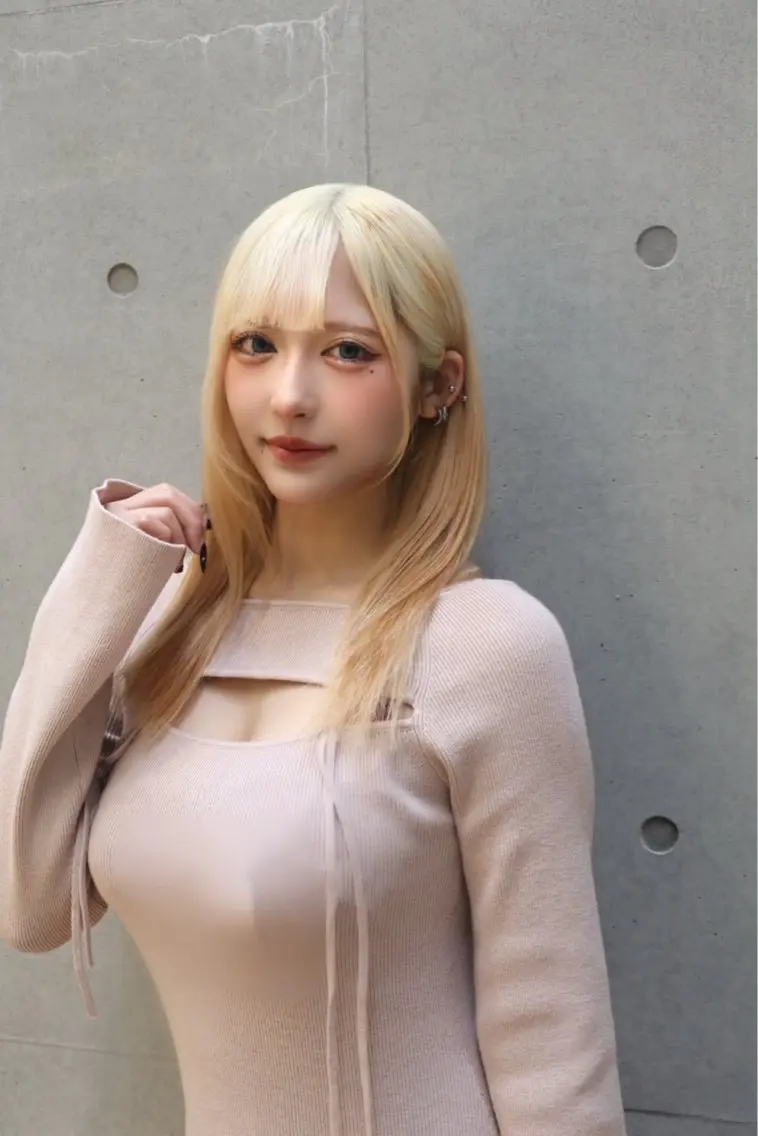 セミロング カラー ブロンド 透明感カラー レイヤーカット カット ヘアカラー トリートメント レイヤー/ブリーチ iwamiya岩見谷のヘアスタイル