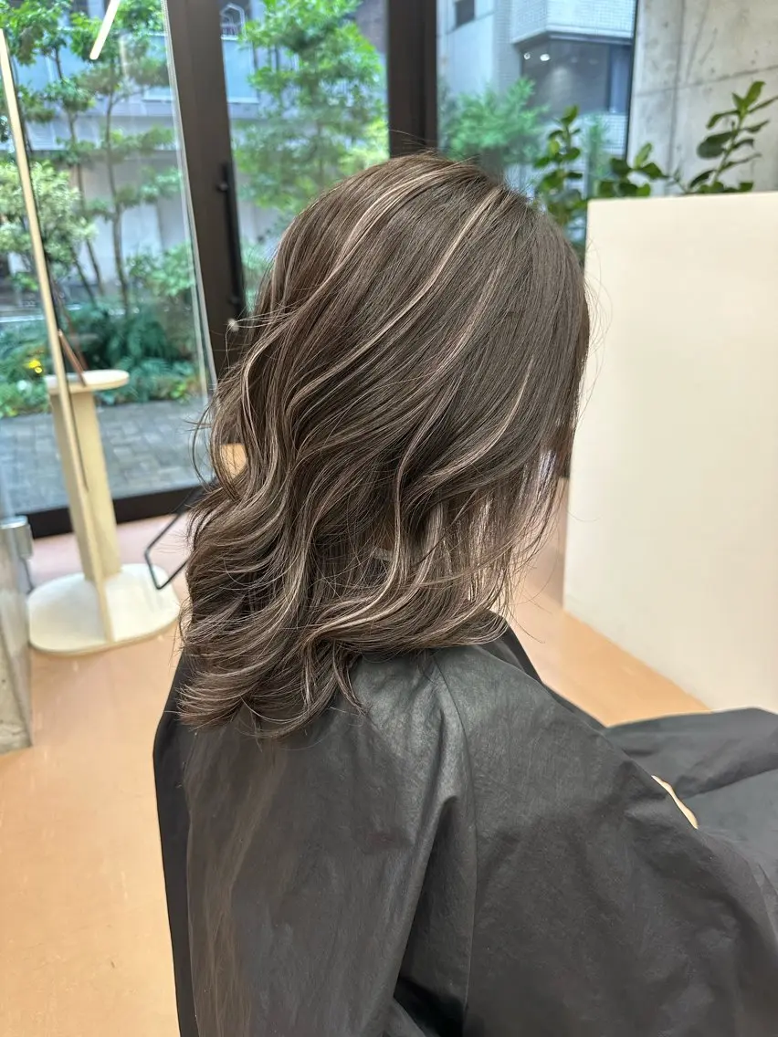 セミロング ハイライト ヘアカラー 森本 笑のヘアスタイル