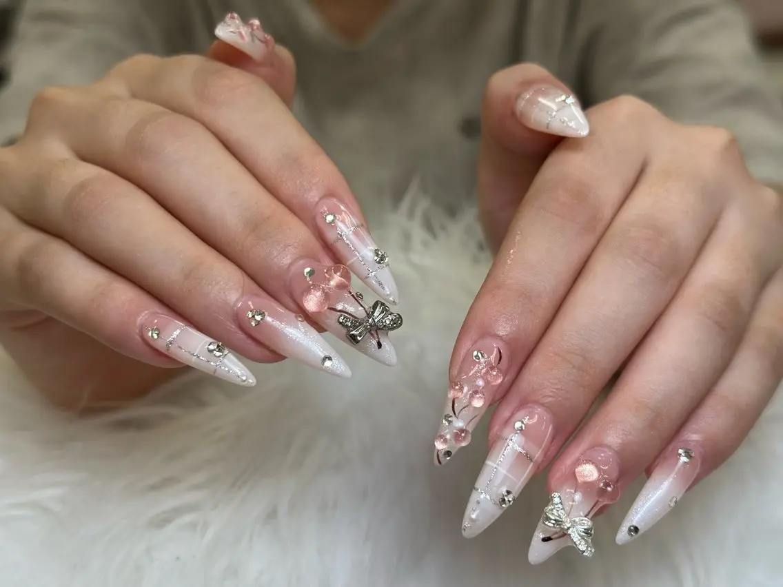 ネイル チークネイル ドット フレンチネイル グラデーション 韓国ネイル ハンドネイル Lisa Nail Salonのネイルデザイン