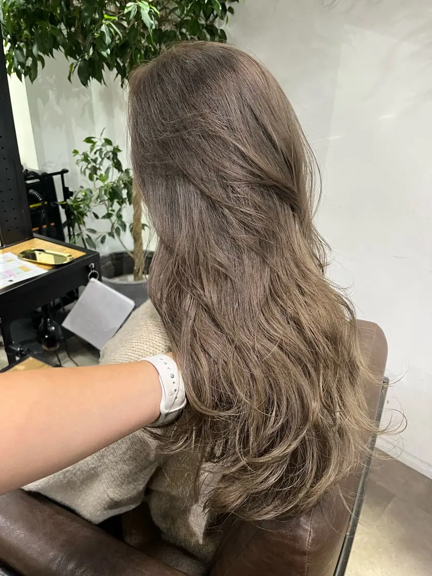 ロング カラー ベージュカラー ブリーチ グレージュ ミルクティーベージュ カット ヘアカラー トリートメント ミルクティーベージュ ブリーチ 店長 清水のヘアスタイル