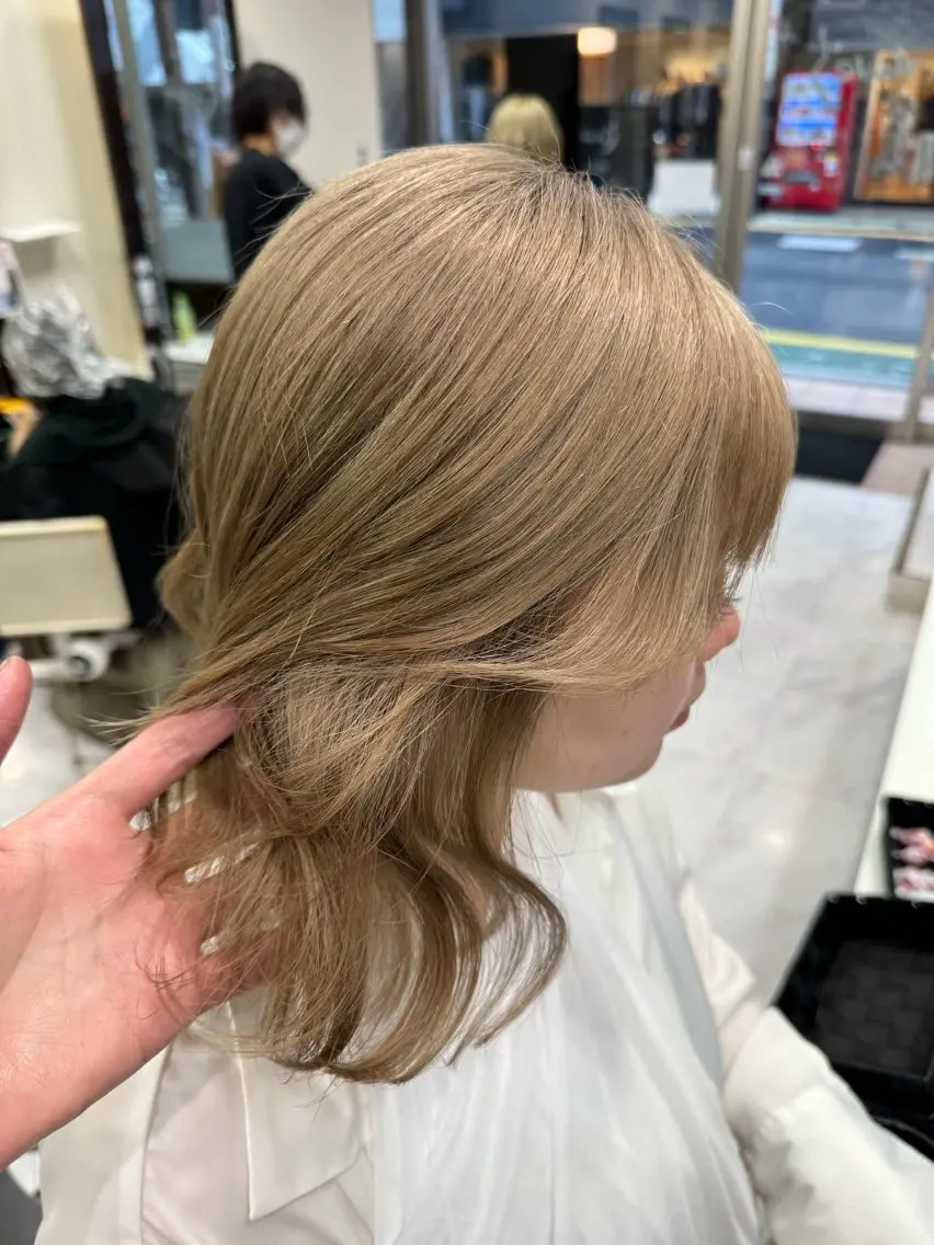 ミディアム カラー ヘアアレンジ 切りっぱなしボブ ベージュカラー ブリーチ デザインカラー ダブルカラー カット ヘアカラー トリートメント 目黒 碧人のヘアスタイル