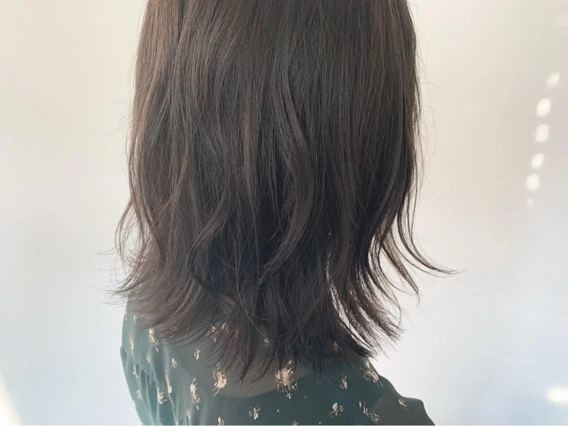 ミディアム カラー アッシュ イルミナカラー カット ヘアカラー トリートメント 【Uneユヌ】菊地 春那のヘアスタイル