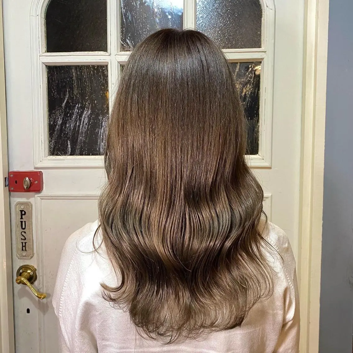セミロング カラー アッシュ ベージュカラー ブリーチ 透明感カラー ハイライトカラー カット ヘアカラー トリートメント ヘッドスパ BRITS 渡辺 菜々子のヘアスタイル