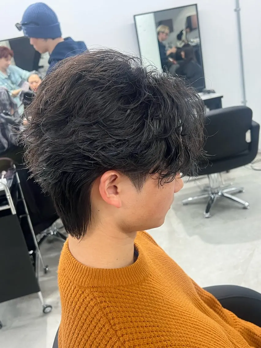 ミディアム パーマ メンズ ミディアムパーマ フェザーパーマ メンズパーマ 湖城 恵吾のヘアスタイル