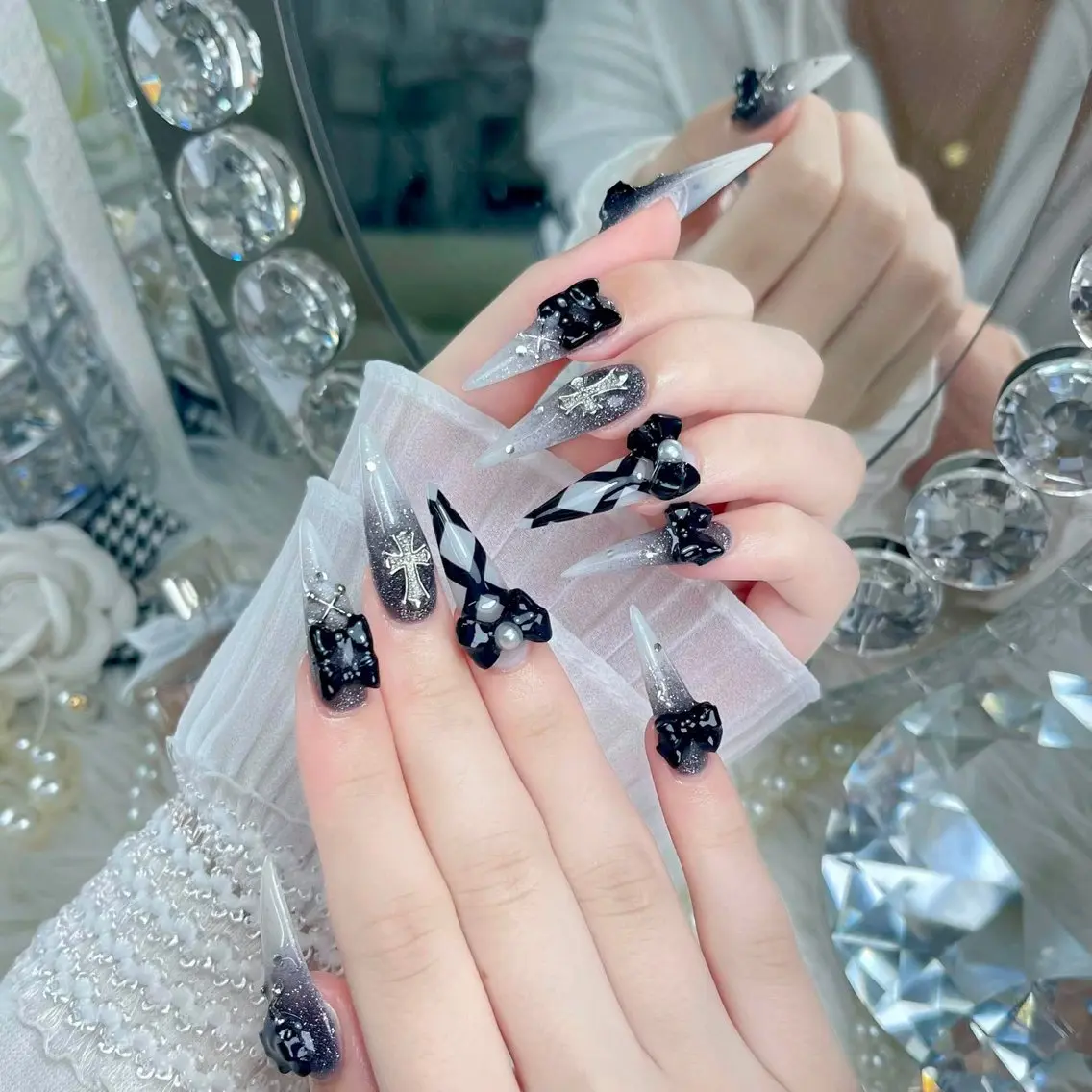 ネイル キラキラネイル 韓国ネイル マグネットネイル 持ち込み ネイルチップ ハンドネイル ハンドケア Miyu Nail Nambaのネイルデザイン