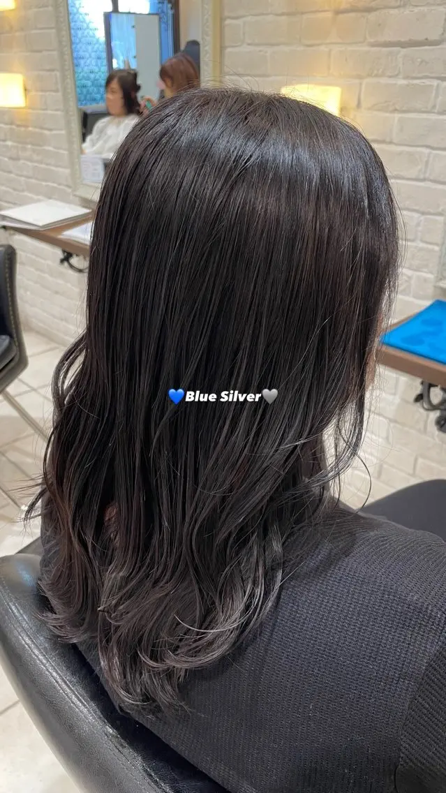 カラー 透明感カラー ネイビーカラー シルバー 🩵RIKO🩵 透明感カラー🫧のヘアスタイル