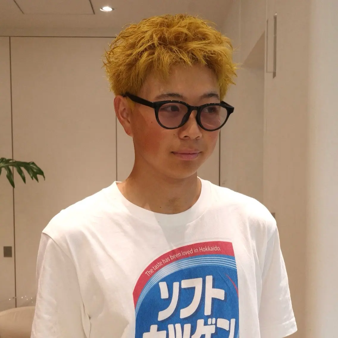 ショート カラー メンズ メンズブリーチ ベージュカラー ブリーチ イエローカラー ショートヘア カット ヘアカラー 渋谷/レイヤーボブ ・メンズ短髪 コウのヘアスタイル