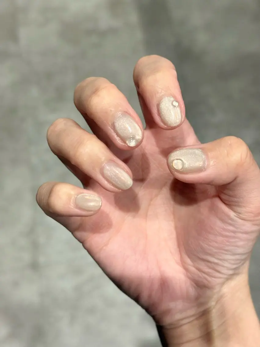 ネイル オーロラネイル マグネットネイル ニュアンスネイル ぷっくりネイル nail salon swaddle 🪽のネイルデザイン