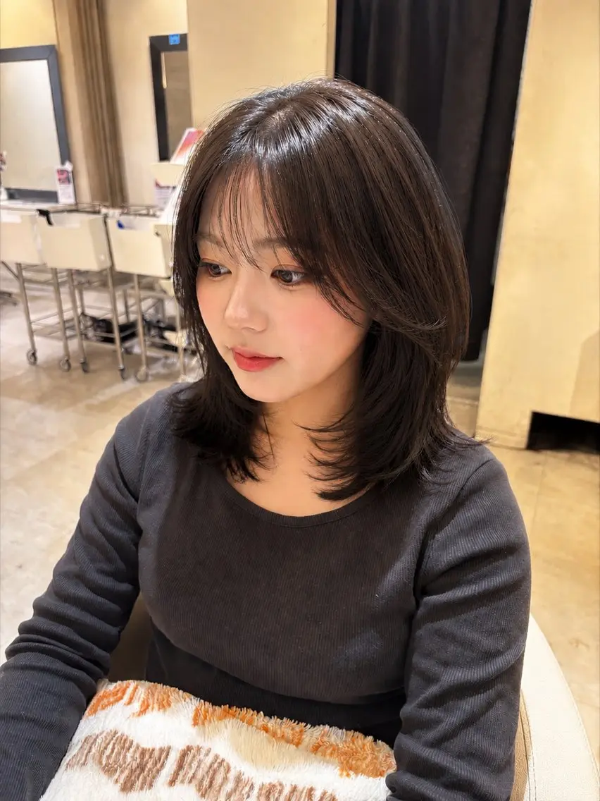 ミディアム レイヤーカット トリートメント カット ヘアカラー トリートメント 朝尾 愛花のヘアスタイル