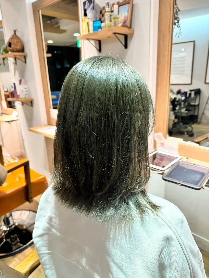 セミロング カラー ブリーチ グレージュ オリーブグレージュ オリーブグレー ヘアカラー トリートメント ツキダテ ユイのヘアスタイル