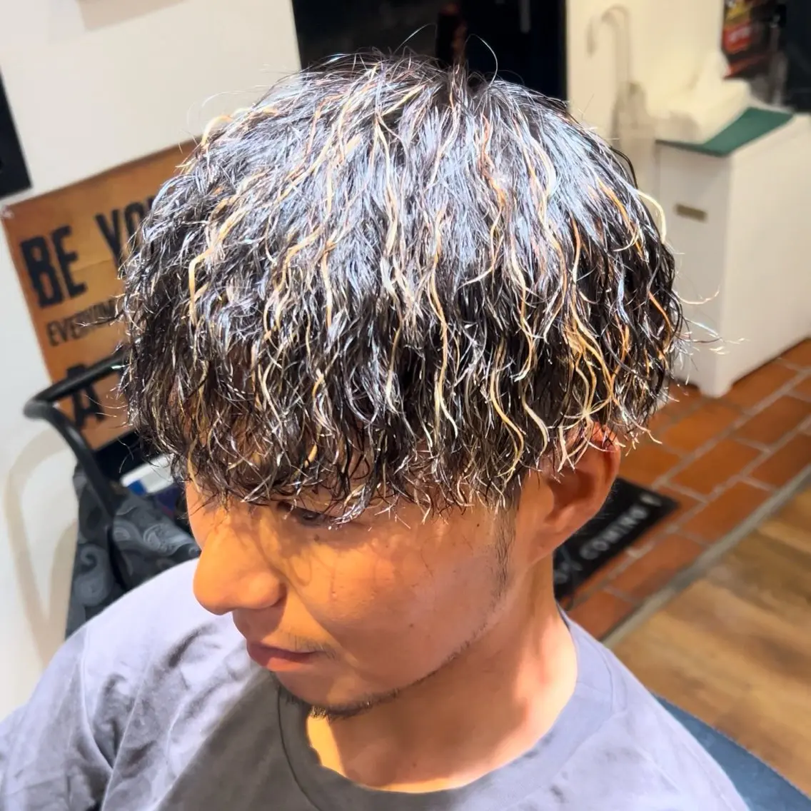 カラー パーマ メンズ センターパート ダウンパーマ カルマパーマ メンズ韓国風 メンズパーマ メンズサロンGRIT 店長 深山一平のヘアスタイル