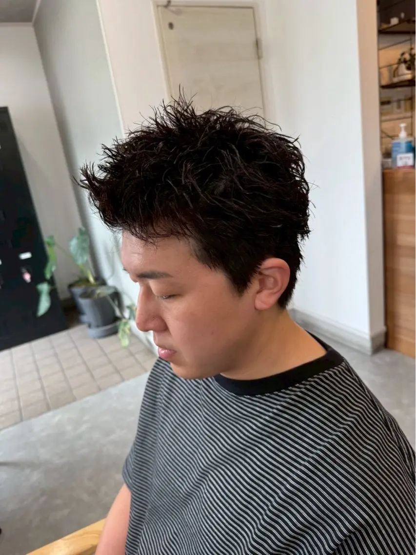 ショート パーマ メンズ センターパート フェードカット マッシュ メンズパーマ スペインカール 宮下 遼太のヘアスタイル