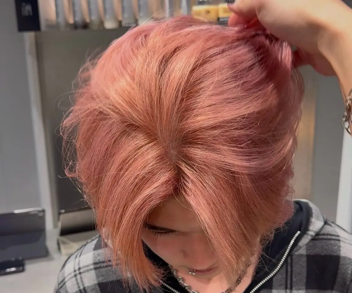 カラー メンズ メンズブリーチ センターパート フェザーパーマ メンズハイトーン メンズ韓国風 佐々木 哲太のヘアスタイル