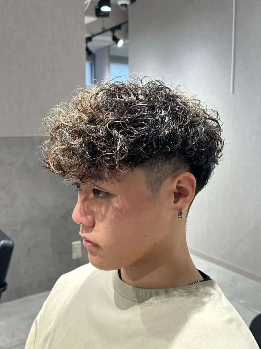 ショート パーマ メンズ メンズハイライト スペインカール ハイライト カット ヘアカラー パーマ フェザーパーマ職人 🪶ryosukeのヘアスタイル