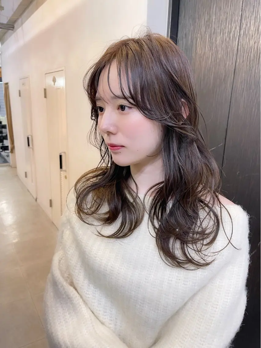 ミディアム カラー ベージュカラー 顔周りカット カット ヘアカラー AiM 大名　似合わせカットのヘアスタイル