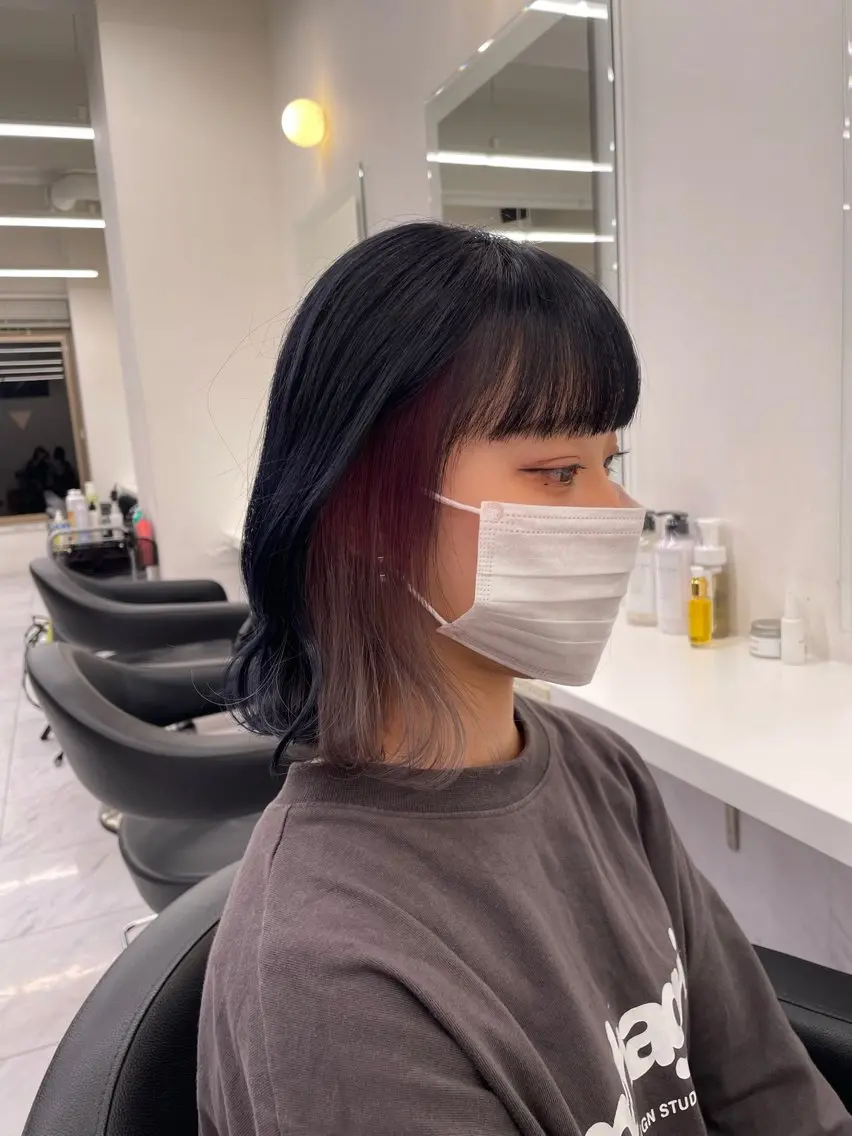 ミディアム カラー 黒髪 ブリーチ ブルーカラー ブルーブラック ケアブリーチ 抜け感レイヤー︴ ニュアンスカラーのヘアスタイル