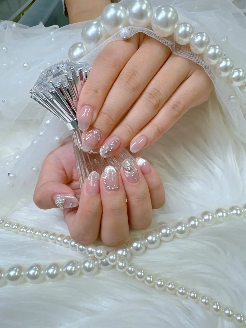 ネイル アートネイル ボルドー チークネイル ドット フレンチネイル ハンドネイル Queeens nailのネイルデザイン