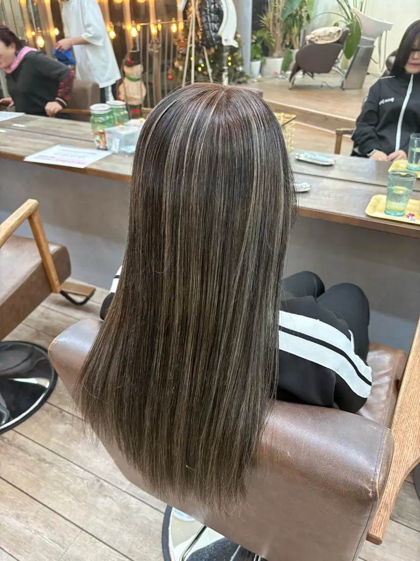 ロング カラー ハイライトカラー ハイトーンカラー ハイライト ヘアカラー トリートメント WEST OLAND 黒坂佳乃のヘアスタイル