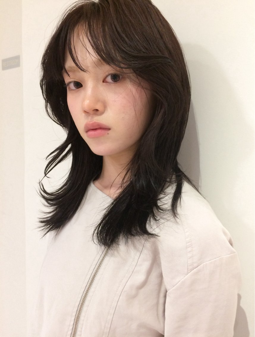ミディアム カラー まや/レイヤーパーマ 透明感、暖色カラーのヘアスタイル