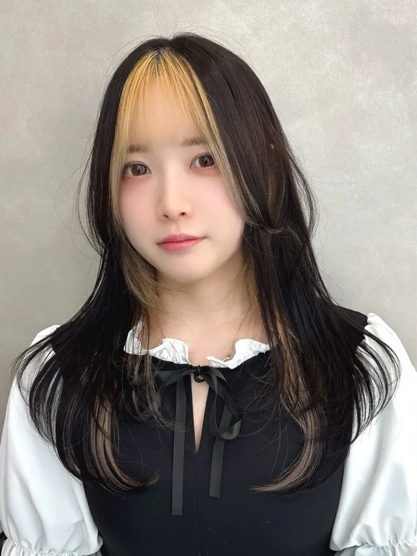セミロング カラー ミストバング ブリーチ  フェイスフレーミング ハイレイヤー レイヤーカット 暗色カラー/レイヤー 🩶KAITOのヘアスタイル
