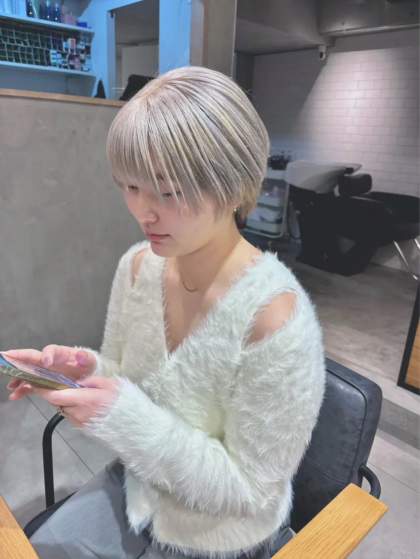 ショート カラー ブリーチ ブロンド ケアブリーチ ハイトーンカラー ホワイトブロンド カット ヘアカラー 井上 唯のヘアスタイル