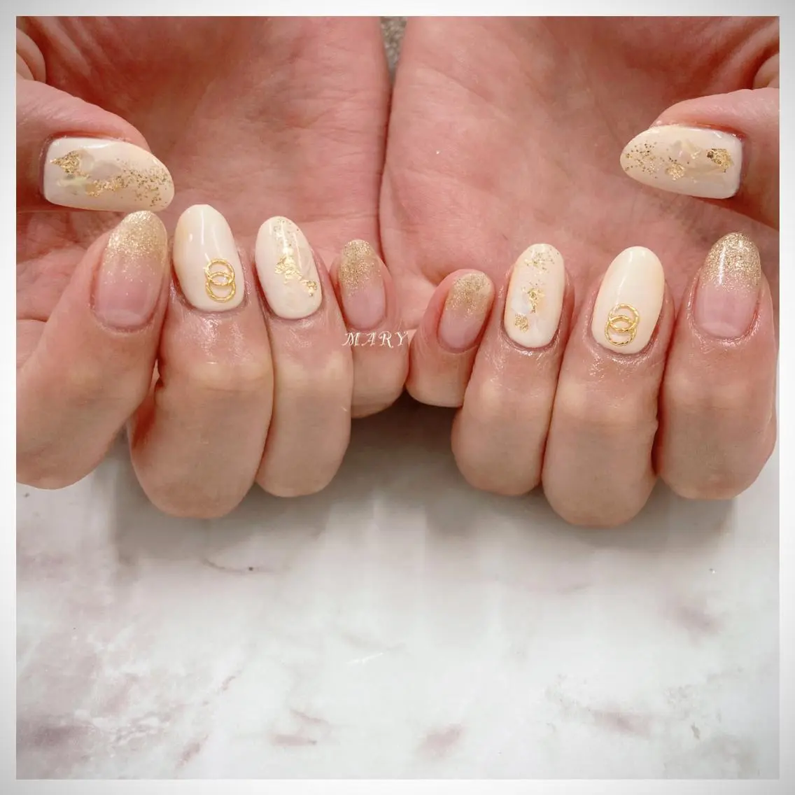 ネイル ゴールド ニュアンスネイル ホワイト ハンドネイル Mary nail .narumiのネイルデザイン