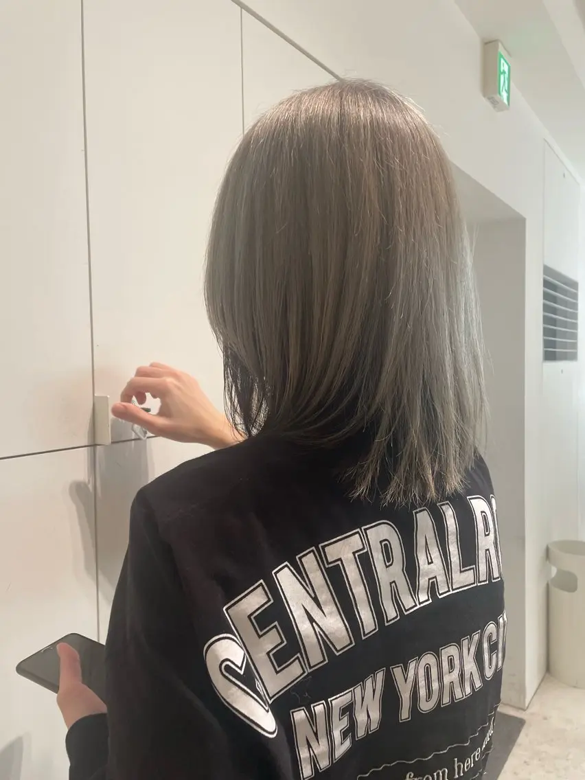 カラー Louwe 小島のヘアスタイル