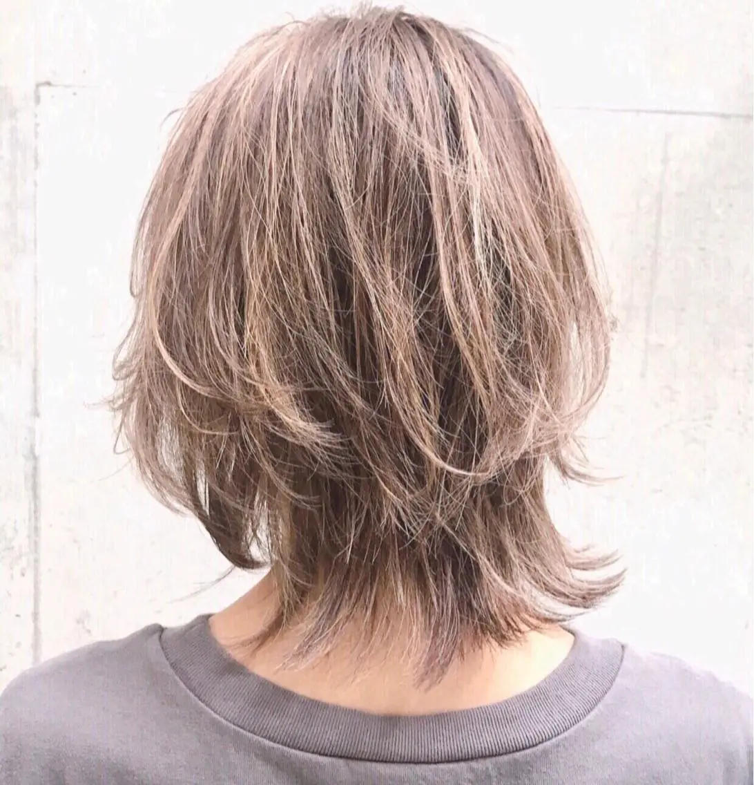 ミディアム カラー ミディアムパーマ アッシュ ベージュカラー ブルーカラー グレージュ ヘアカラー AKI アキのヘアスタイル