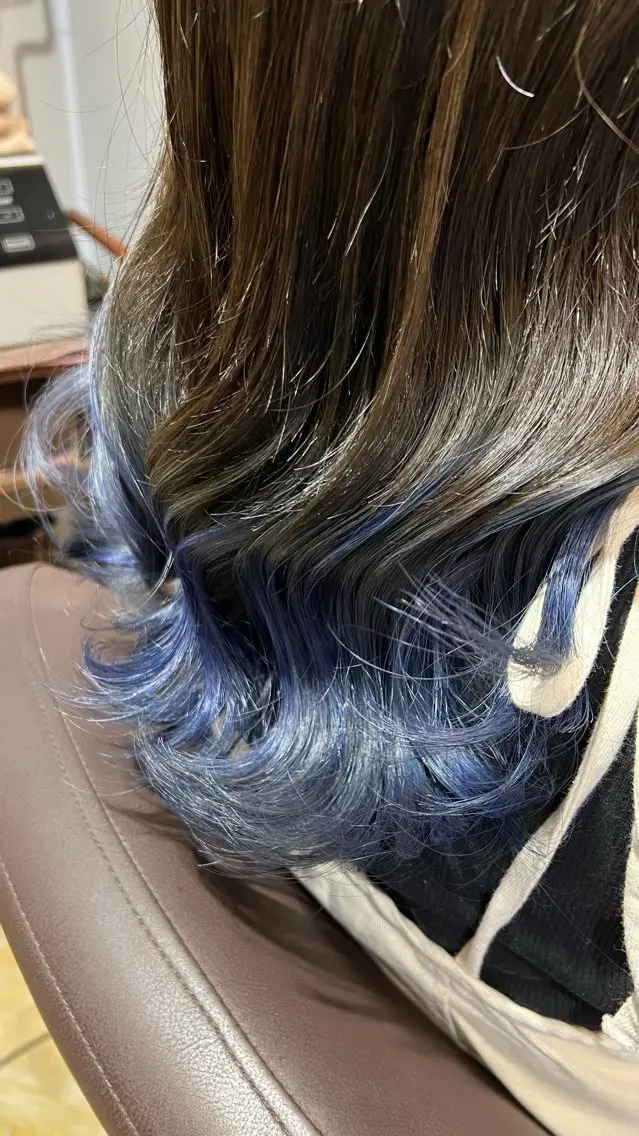 セミロング カラー ヘアアレンジ ブルーカラー グラデーションカラー カラースペシャリスト しょう🧑🏼‍🎨のヘアスタイル