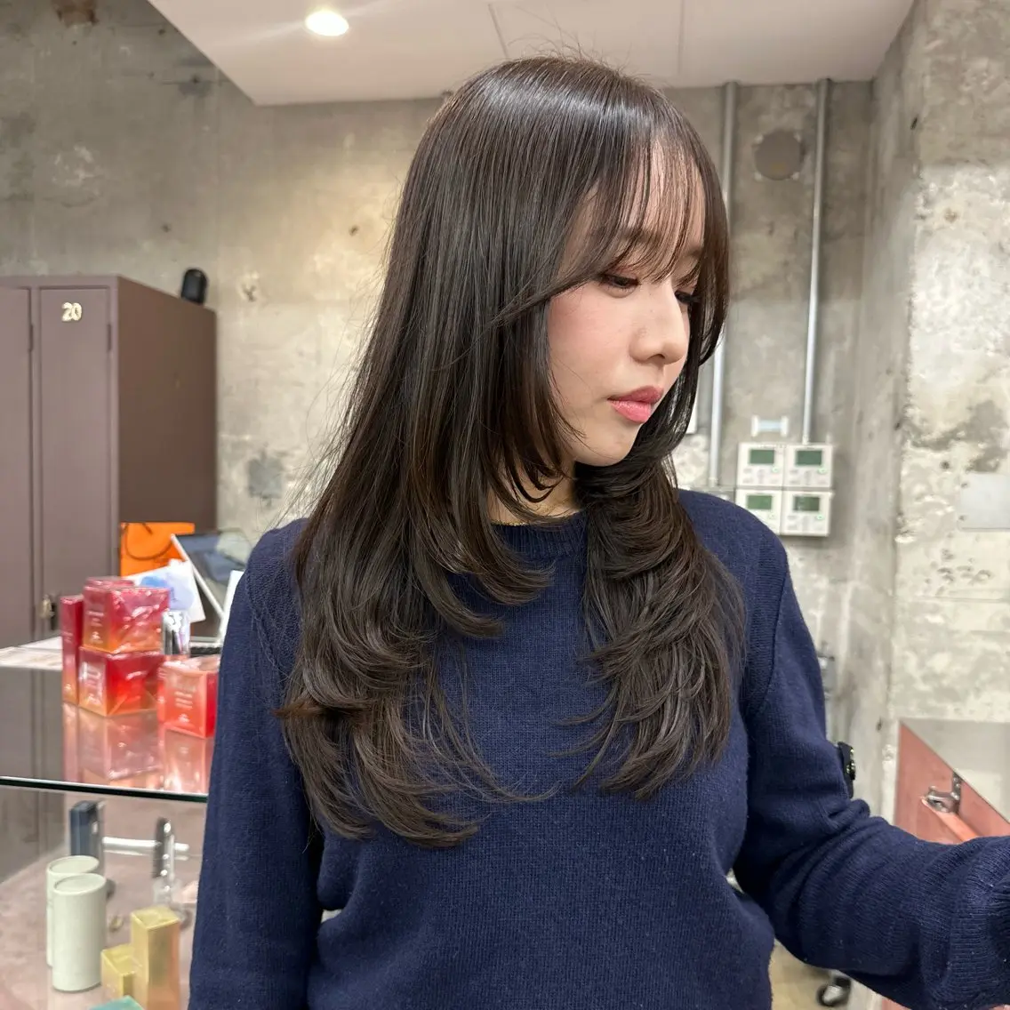 ロング 顔まわりレイヤー 卒業式のヘアスタイル レイヤーカット 似合わせカット 小顔カット カット ヘアカラー トリートメント 岡本康平/ボブ/ブリ ーチ/酸性ストレートのヘアスタイル