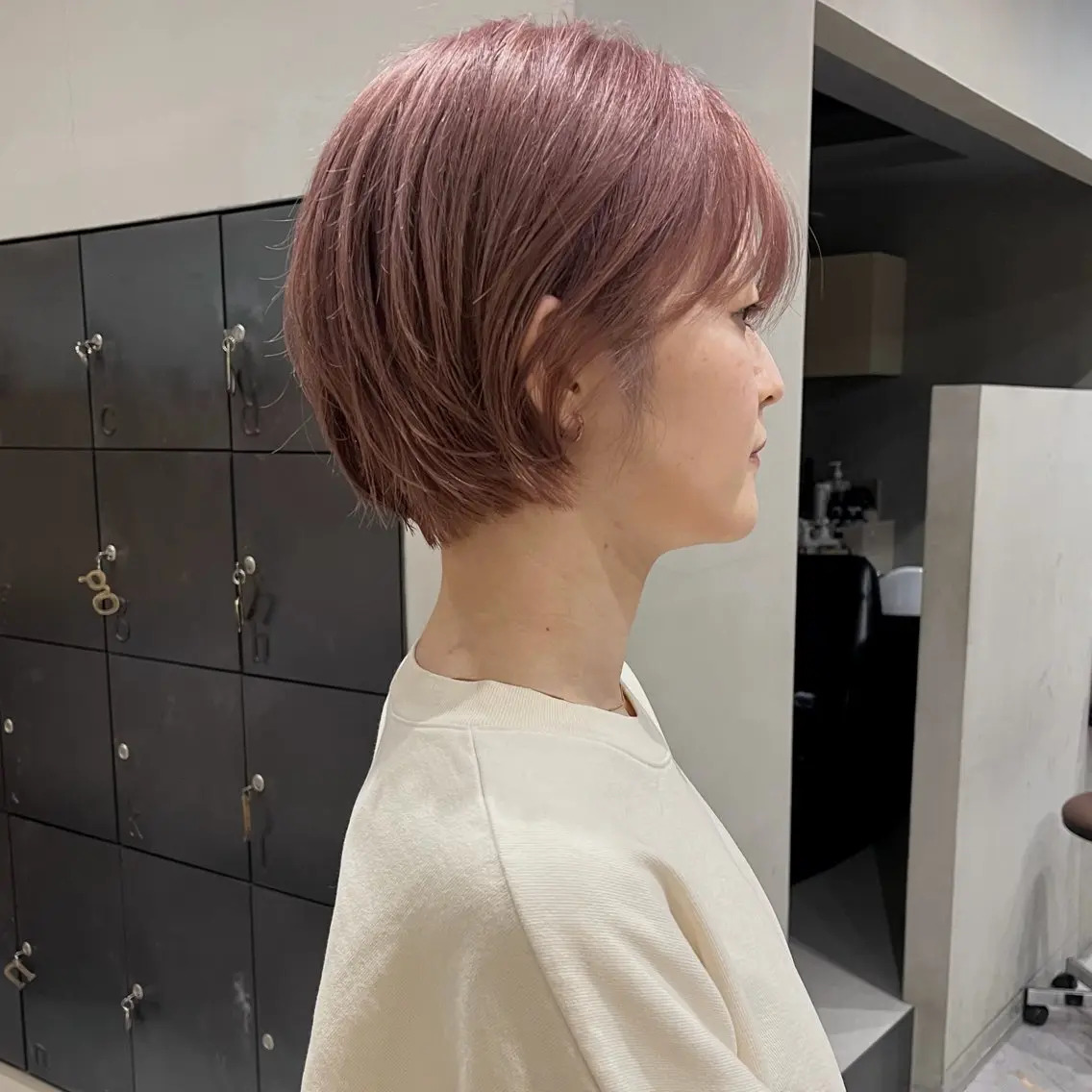 ショート カラー ショートボブ ベージュカラー ブリーチ ピンクカラー ピンクベージュ カット ヘアカラー なな/ICI/レイヤ ーパーマ/上前津のヘアスタイル